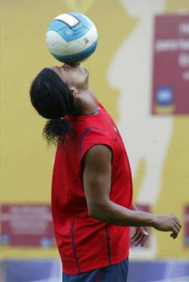 RONNIE EMBRASSE SON BALLON
